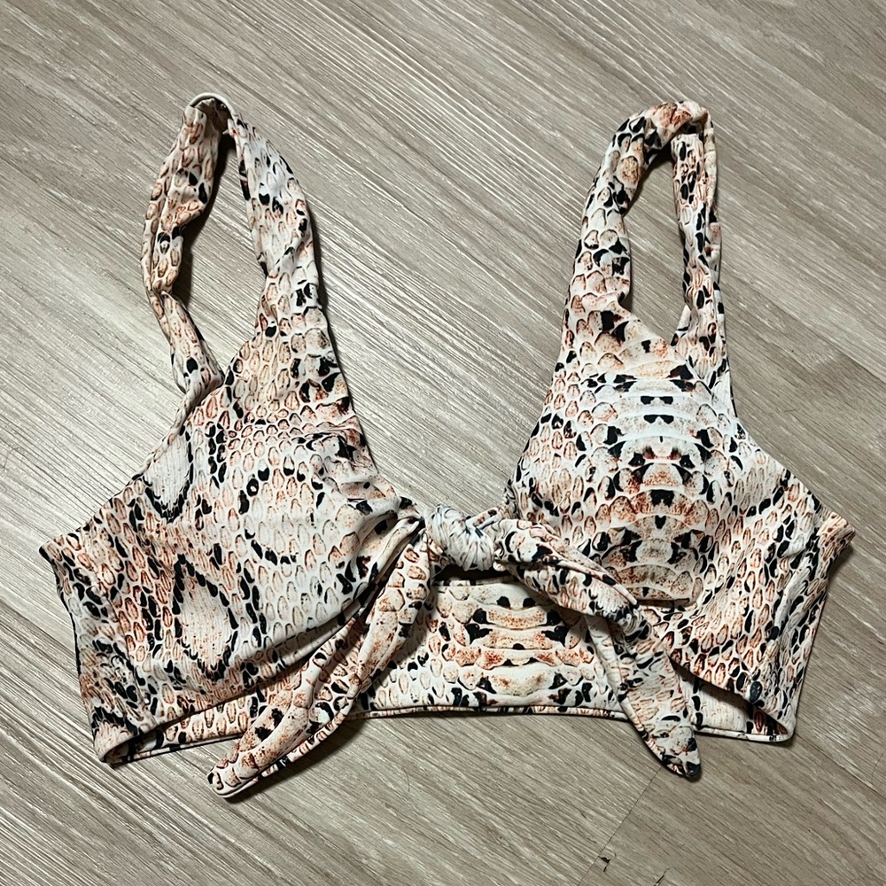 ✨3/15$✨ Snake print tie front bikini top - S